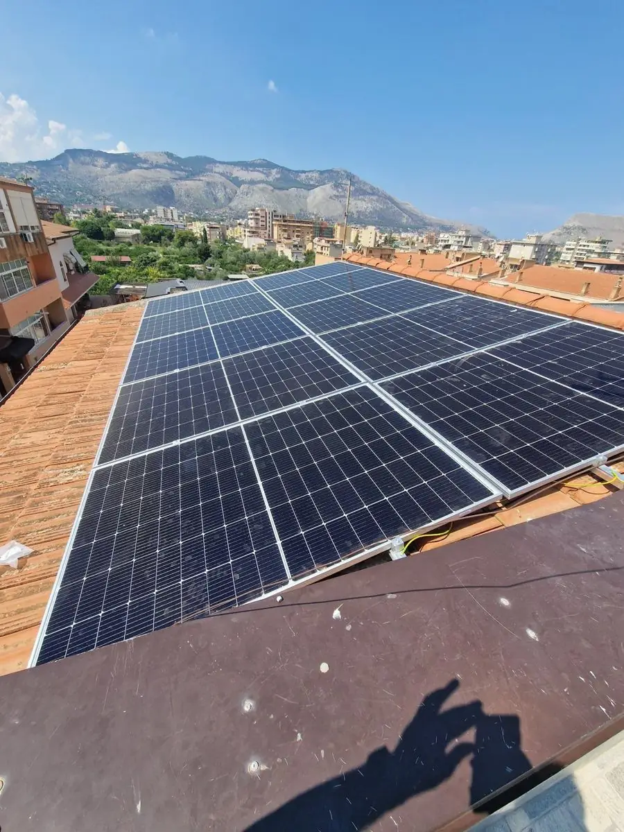 Impianto fotovoltaico su un tetto di Palermo