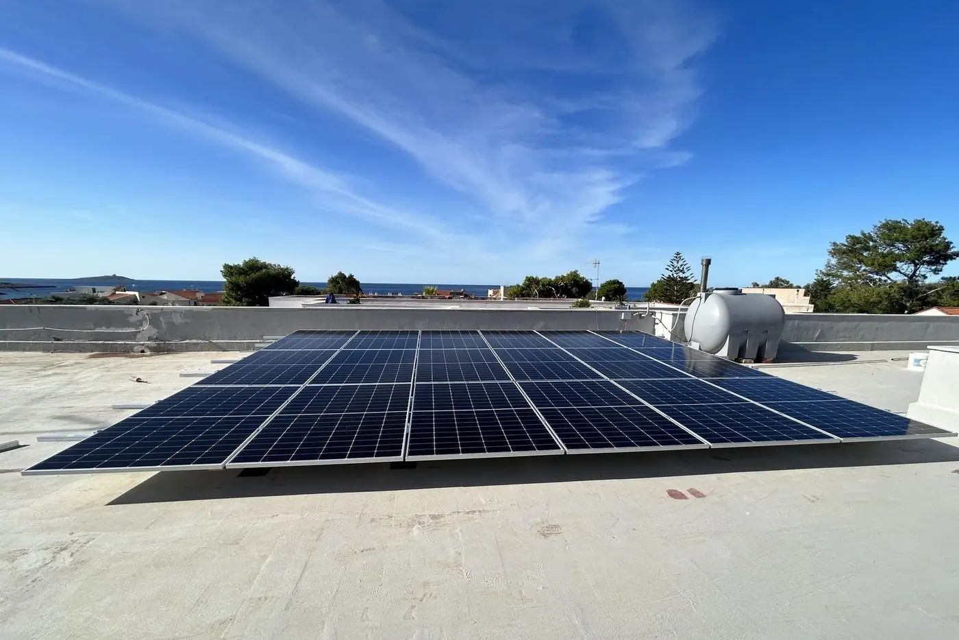 Moduli fotovoltaici Nes su una terrazza con vista mare