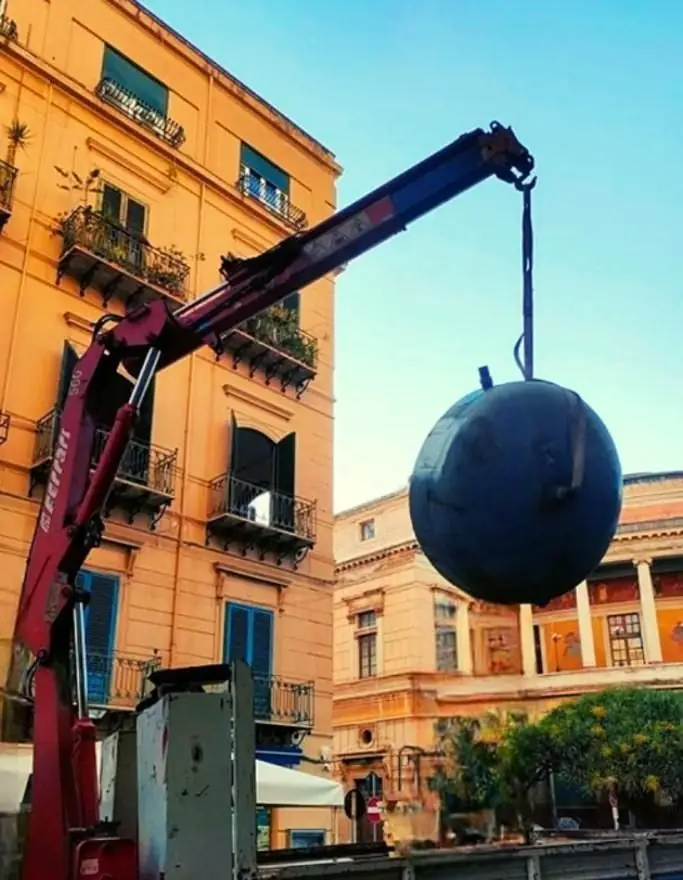 Gru che solleva un accumulo davanti all’Hotel Politeama