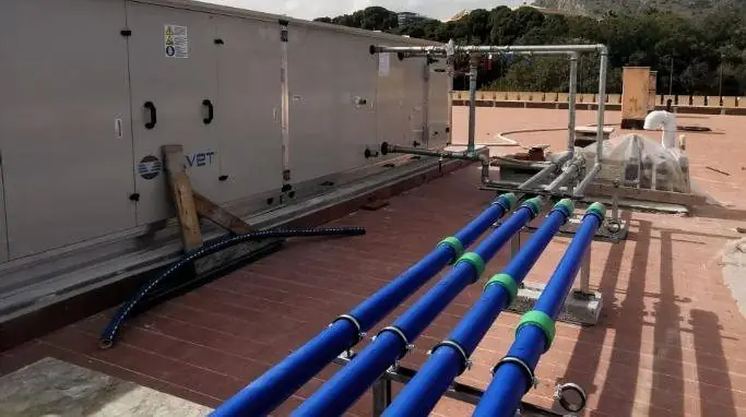 Unità di trattamento aria e tubazioni sul tetto di Villa Igiea